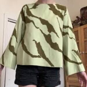 TWO TWENTY FIVE Green Patterned bell sleeve Women's Sweater Size large